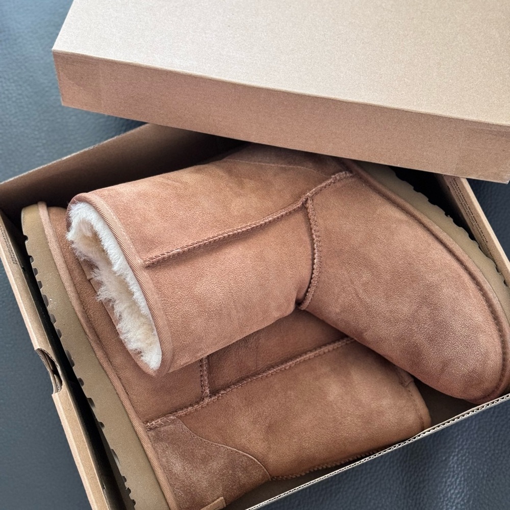 Uggs classic  2 boots.

Size 8.0

I only wear these boots once. in your box